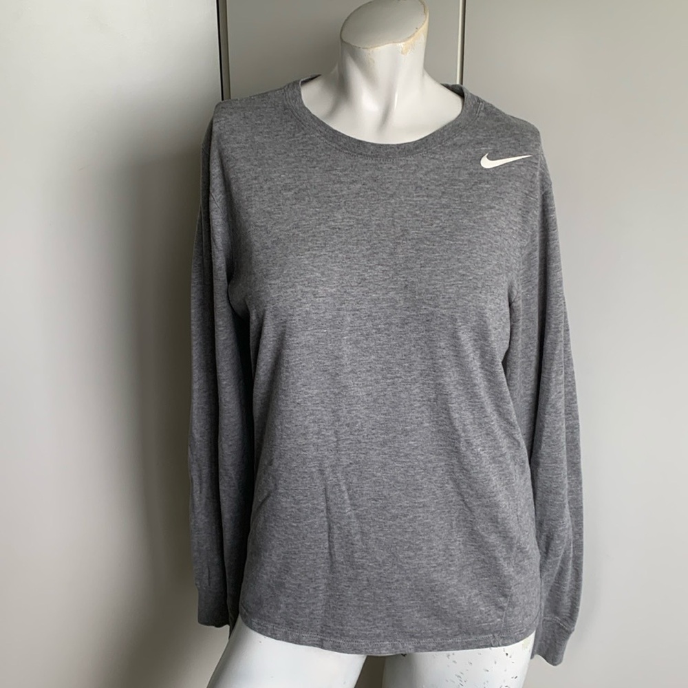 The Nike Tee women’s medium gray long sleeve t-shirt
